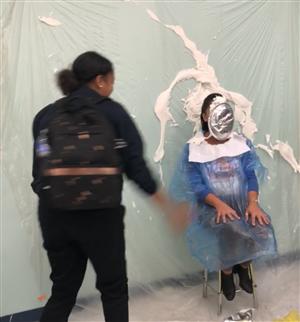 Teacher pied 